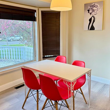 Gorgeous House&30 Second Bus Station Close C-Train& Free Parking Calgary Exterior photo