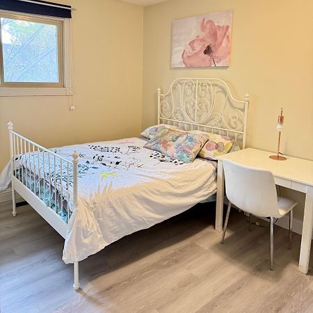 Gorgeous House&30 Second Bus Station Close C-Train& Free Parking Calgary Exterior photo