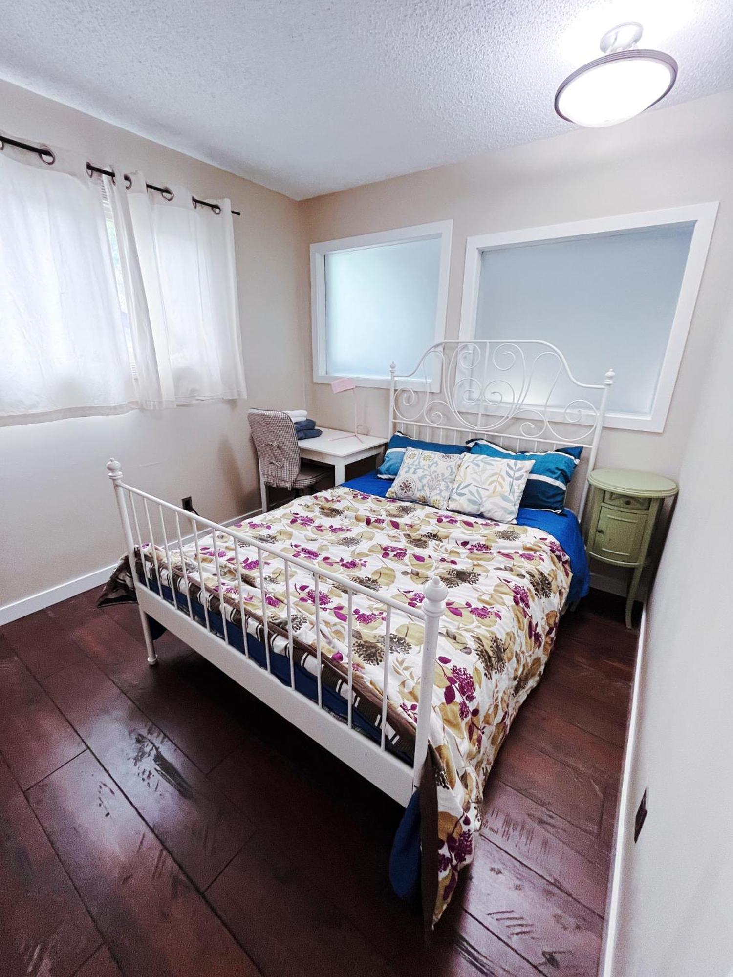 Gorgeous House&30 Second Bus Station Close C-Train& Free Parking Calgary Exterior photo