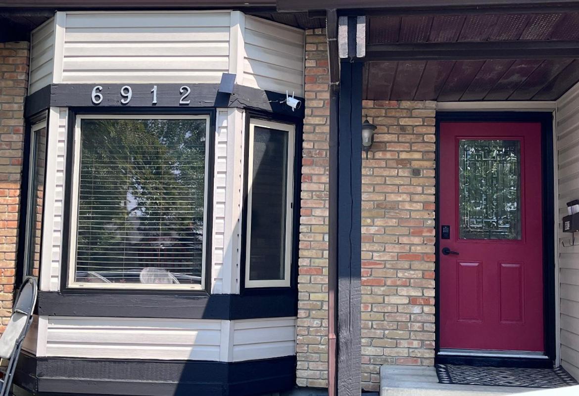 Gorgeous House&30 Second Bus Station Close C-Train& Free Parking Calgary Exterior photo