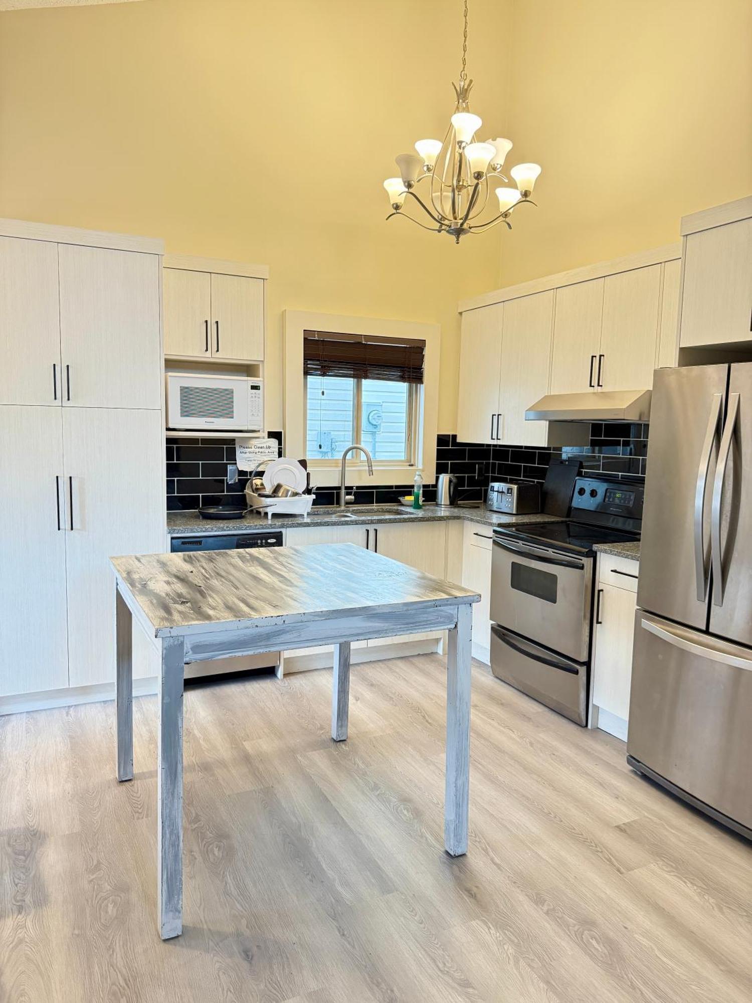 Gorgeous House&30 Second Bus Station Close C-Train& Free Parking Calgary Exterior photo