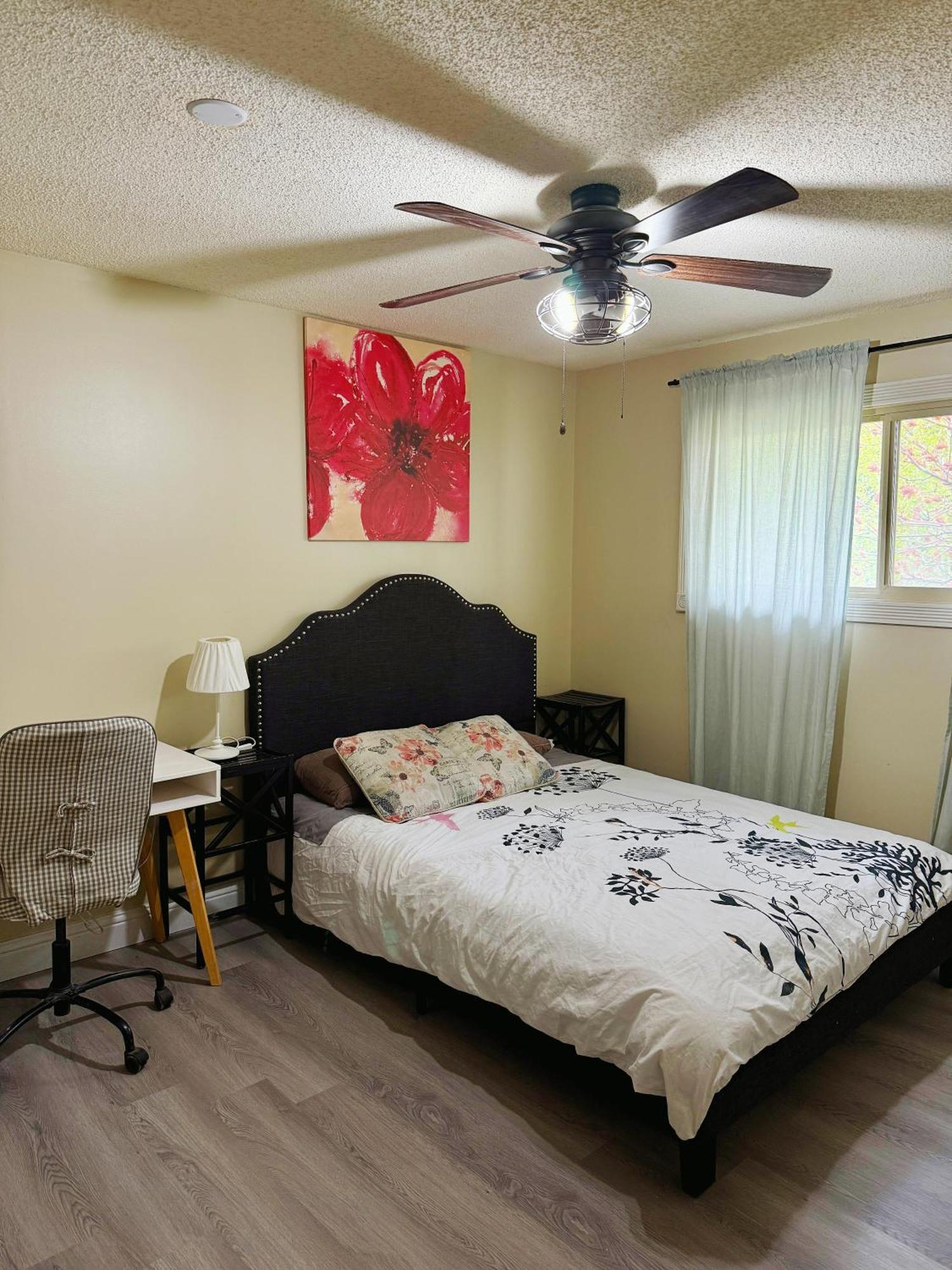Gorgeous House&30 Second Bus Station Close C-Train& Free Parking Calgary Exterior photo